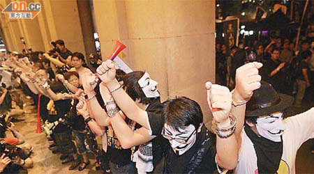 近五百示威者用道具手銬及膠索帶，手扣手包圍立法會抗議。	（羅錦鴻攝）