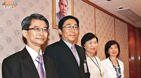台北經濟文化辦事處正式運作，楊家駿（左二）偕辦事處高層見記者。