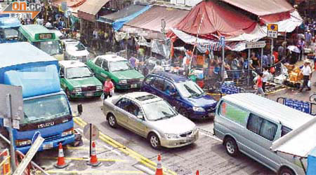 自實施改道後，大棠路每至繁忙時間即出現長長車龍，交通負荷大增。