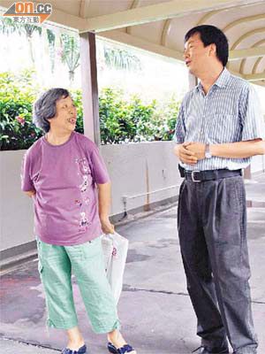雖然早已搬離石圍角邨舊居，不過重回故地仍有街坊認出王坤，二人閒話家常。