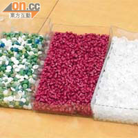 普通膠袋及不織布袋均可以回收再造成膠粒（左），（右）為塑膠袋原料，（中）為膠袋色種。