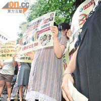廿多名港人內地孕婦及中港家庭權益會成員，昨遊行至政府總部請願，要求留港分娩。