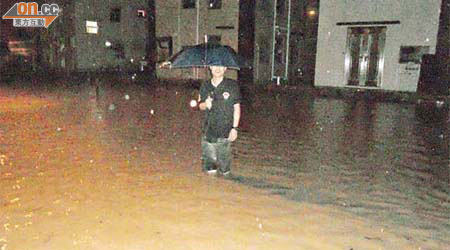 村路前晚大雨期間出現水浸，水深及膝。 	（讀者提供）