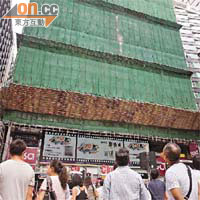 起火的重慶大廈外牆正進行維修。（何天成攝）