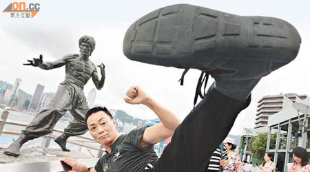 盧天鴻在李小龍銅像前展示身手，功架十足。