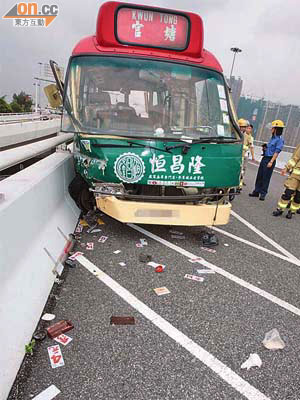 日前一名小巴司機疑只顧吃麵包，僅用單手握軚盤，最後釀成交通意外。