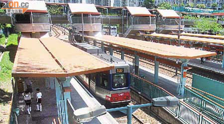 輕鐵月台廣播系統原屬方便乘客，但被指對設有多條路線的車站造成混亂。