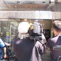 大批傳媒在溫哥華的聯邦法庭大樓守候。	（互聯網）