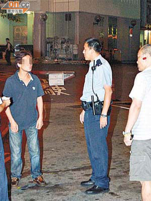 涉嫌拒付車資醉漢（左二）及司機（右）在場接受調查。	（楊日權攝）