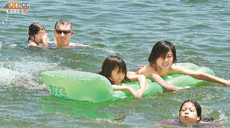 大暑天氣酷熱，不少市民到淺水灣戲水消暑。	（翁志偉攝）