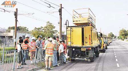 港鐵人員搶修發生故障的架空電纜。	（蔡楚華攝）