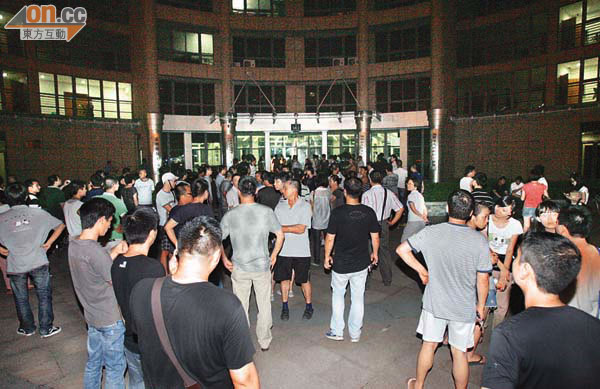 死者家屬昨晚到溫州市政府外，要求與鐵道部交涉。 （特派記者袁志豪攝）