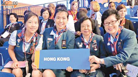 彭徐美雲（右一）與一眾女童軍代表齊赴蘇格蘭出席世界會議，大開眼界。	（女童軍總會提供）