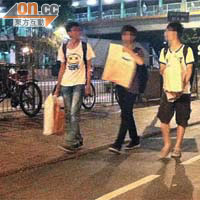 內地青年帶貨直擊<br>帶貨<br>三名內地青年手持大量貨物步向上水港鐵站。