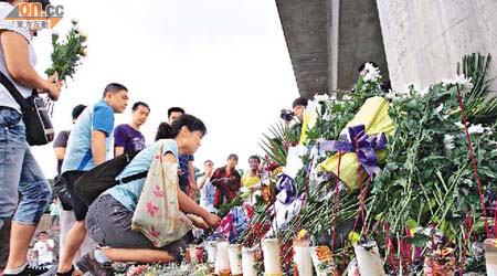 事故現場有死傷家屬和民眾獻花悼念。	（特派記者袁志豪攝）