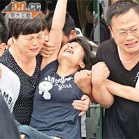 陳鴻鵬媽媽的哭聲響遍殯儀館。