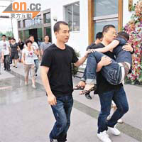 陳鴻鵬火化後，他媽媽傷心致要人抱着才可離開。