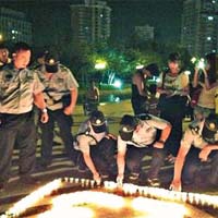 杭州警方制止民眾在人民廣場的悼念活動。	（互聯網）