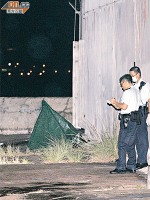 警員以帳篷蓋着嬰屍進行調查。