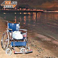 現場海灘遺下一張輪椅。