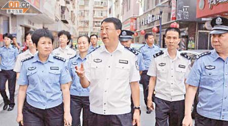 深圳公安局局長李銘（中）在羅湖東門巡視保安情況，以確保大運會期間不會出差錯。
