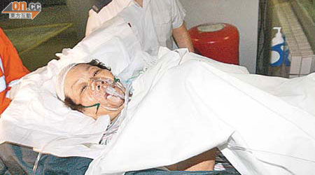 其中一名傷者送院時需戴上氧氣罩協助呼吸。