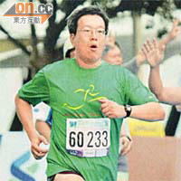 潘佩璆愛好跑步，有時間一定參加渣打馬拉松。