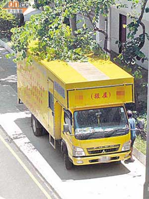 貨車於沙角街停泊逾二十分鐘，惟未見警方到場驅趕。