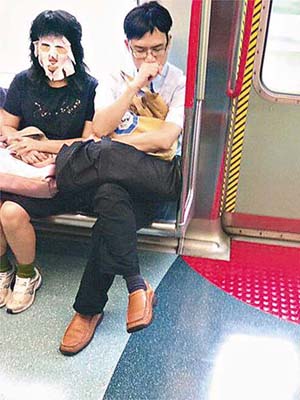 女乘客在港鐵車廂敷面膜，畫面「爆趣」，叫人忍俊不禁。	（互聯網）