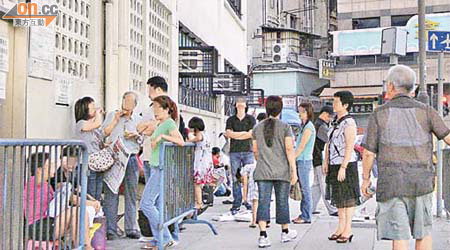 入境處西九龍辦事處每日均有大批辦理各式證件人士排隊。