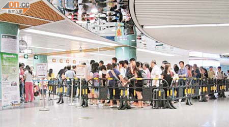 深圳多個地鐵站設立安檢，乘客入閘前要大排長龍。