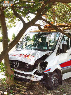 肇事警車撞斷樹木，車頭損毀嚴重。	（吳欽旺攝）