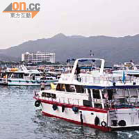 西貢碼頭聚集過百艘遊艇接載出海暢遊。