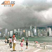 美國主權評級遭下調，影響程度就像大堆烏雲蓋住香港。