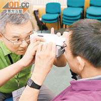 測焦<br>盧廸富為受助人量度雙眼焦點的位置。