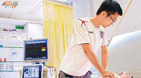 東華學院設有病人模型等教學設施，協助學生掌握護理病人的技巧。