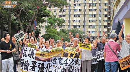 約一百名深水埗居民昨遊行，抗議運輸署制度僵化，迫使區內小巴線紛紛停辦。