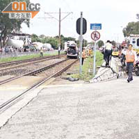 女司機駕車橫過輕鐵路軌時，被列車攔腰猛撼。