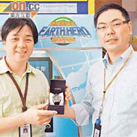提出換物平台概念的葉先生（左）捐出心愛電波錶，換取同事楊先生捐款二百元賑災。