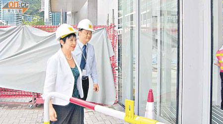 吳文華昨巡視新大樓兩小時。