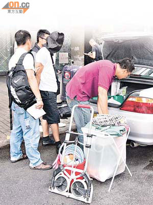 探員帶同一名疑犯搜車。	（沈厚錚攝）