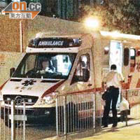 救護員買完消夜，極速返回救護車。