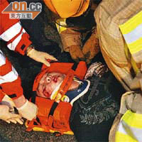 重傷司機由消防員救出，送院搶救。