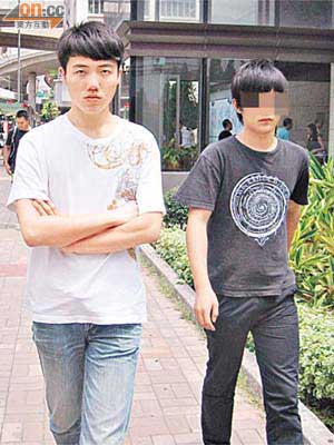 男被告張俊杰（左）認罪後與家人離開。