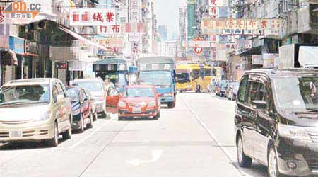 大南街違泊嚴重，雙線行車變成單線，大型車輛如閃避不及，後果堪虞。