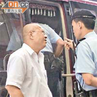 旅遊巴司機向警員講述案發經過。