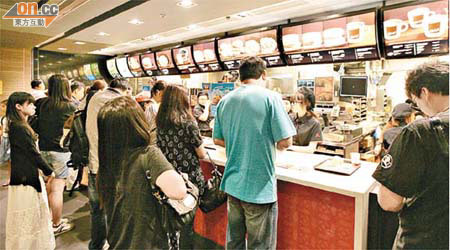 發生怒漢豪買五百個漢堡包的信德中心麥當勞餐廳。	（馬竟峯攝）