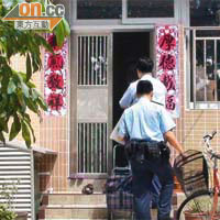 警員進入女死者的祖屋調查，旁為死者上吊用的單車。