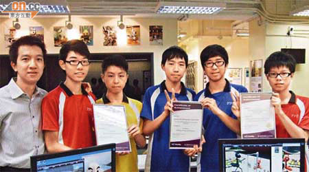 陳嘉俊（左一）與立體電腦動畫雙冠軍得主展示得獎作品。	（張慧怡攝）