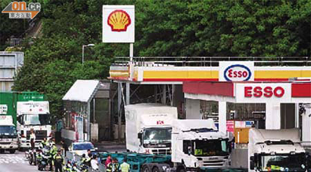 廿架貨櫃車昨到埃克森美孚位於大窩口的兩個油站抗議，不滿油公司「加快減慢」。（何天成攝）